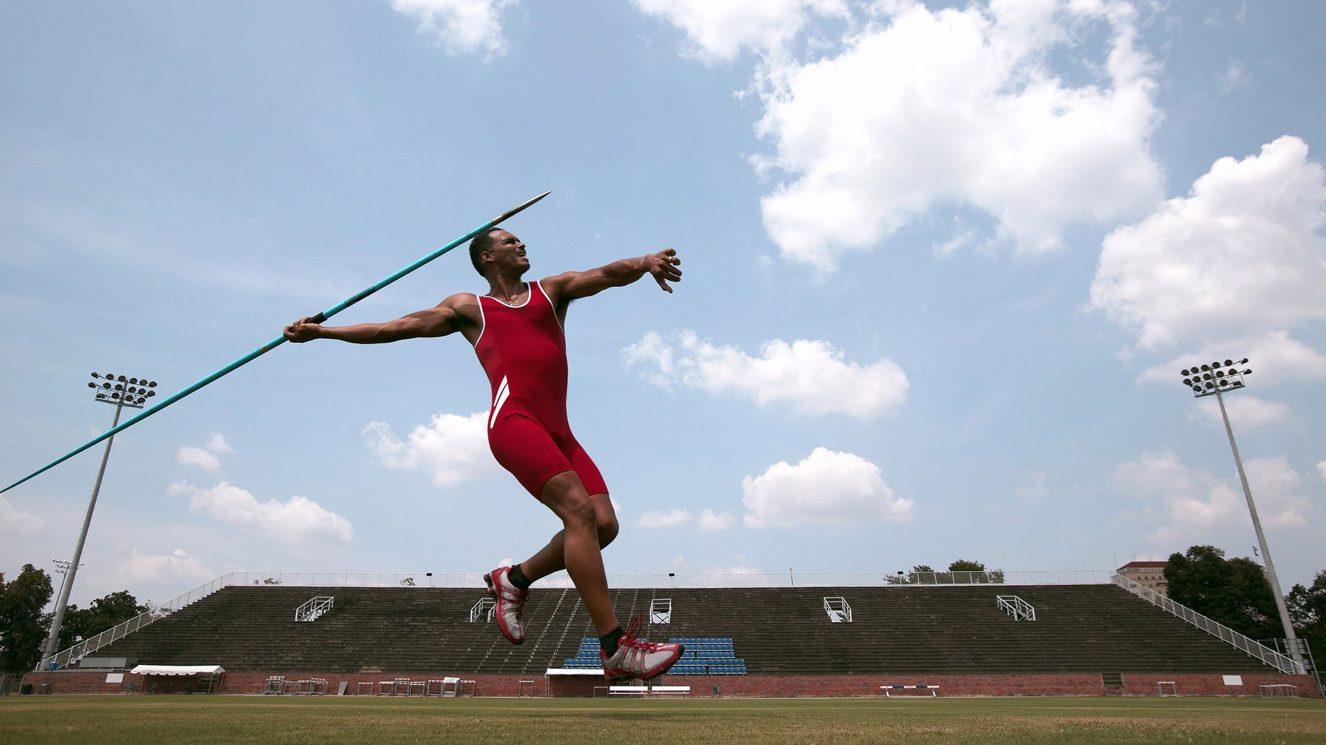 冰球训练场地和装备改善，提升运动员的竞技状态与安全，冰球初级训练教程